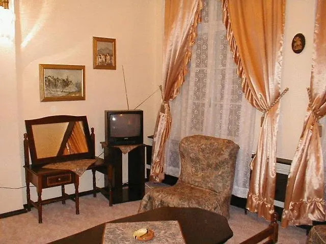 Trivia Antique Sofia