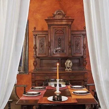 Trivia Antique Sofia